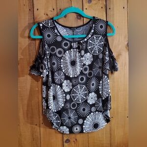 Sami & Jo woman's cold shoulder top. Size XL.  No stains, holes, etc